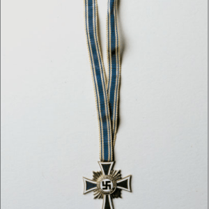 Рисунок 3. Бронзовый Почетный крест немецкого материнства.
