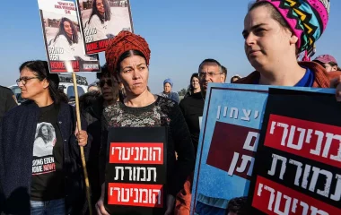 Батьки ізраїльських солдатів в секторі Газа та інші активісти протестують біля прикордонного переходу Керем Шалом на півдні Ізраїлю проти вантажних автомобілів гуманітарної допомоги, які Хамас приймає для власного користування, січень. 9, 2024. Фото Flash90.
